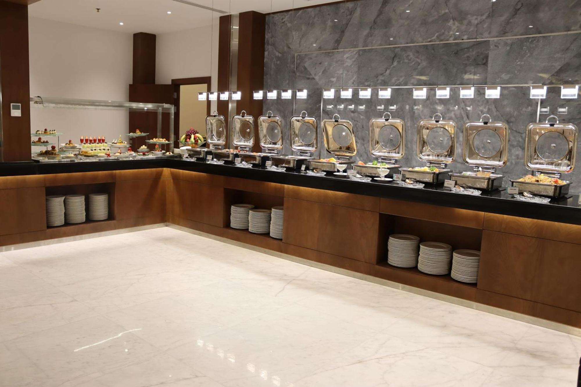 Le Meridien Medina Ngoại thất bức ảnh A buffet at a hotel