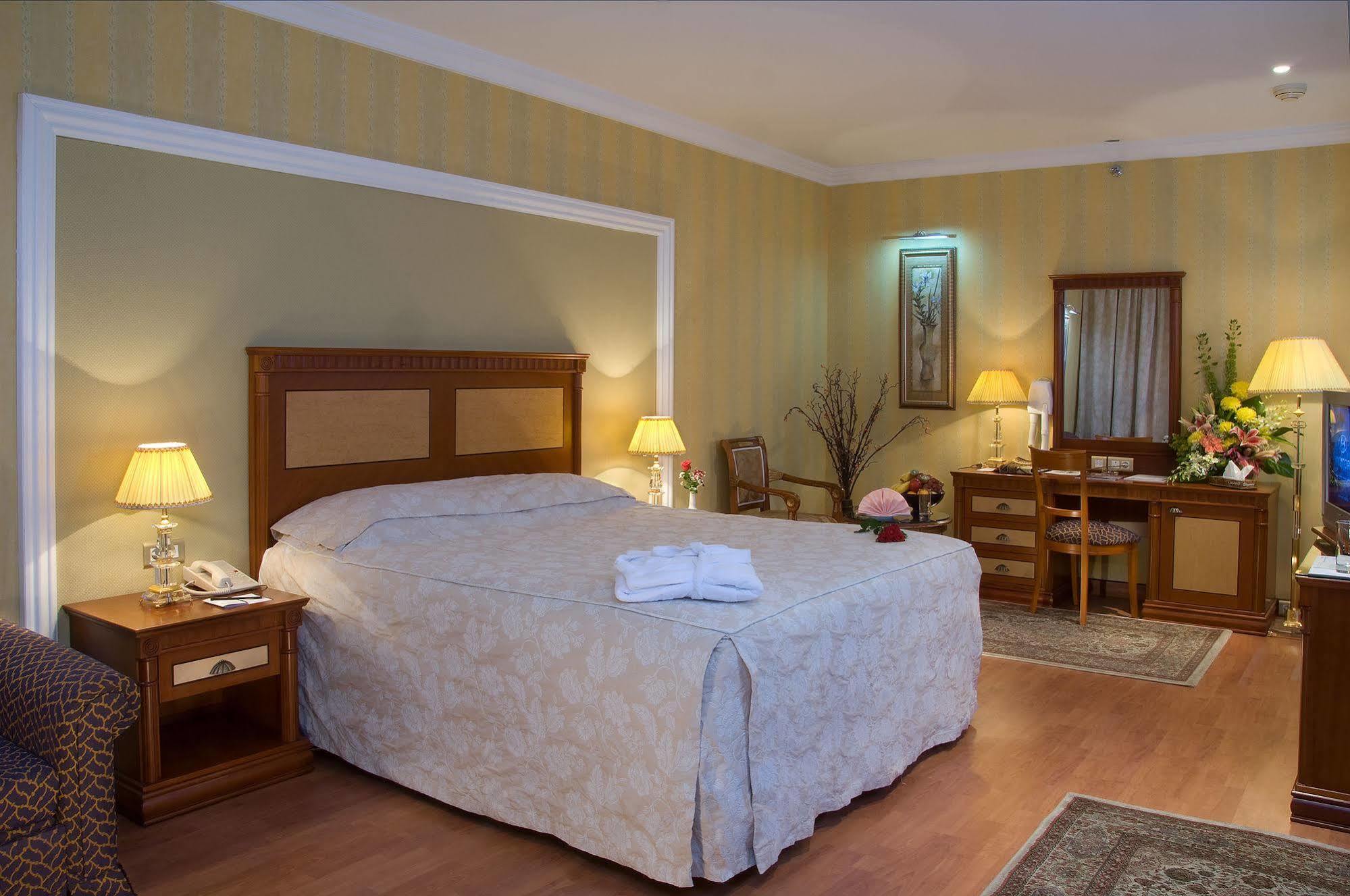 Le Meridien Medina Ngoại thất bức ảnh A bedroom at the hotel